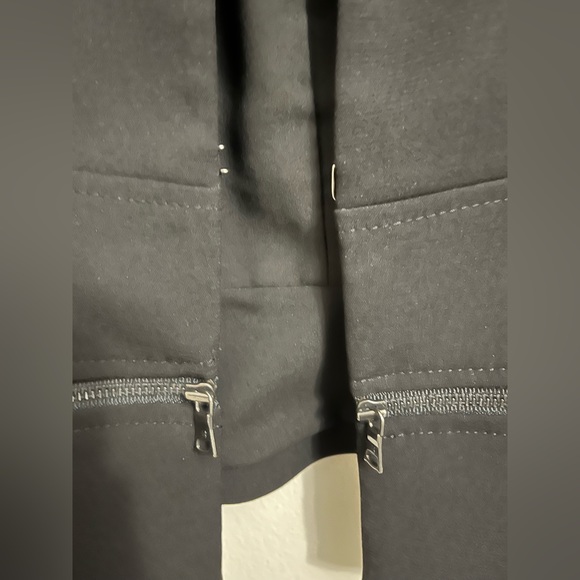 BCBGMaxAzria cropped long sleeve black blazer - Picture 3 of 7